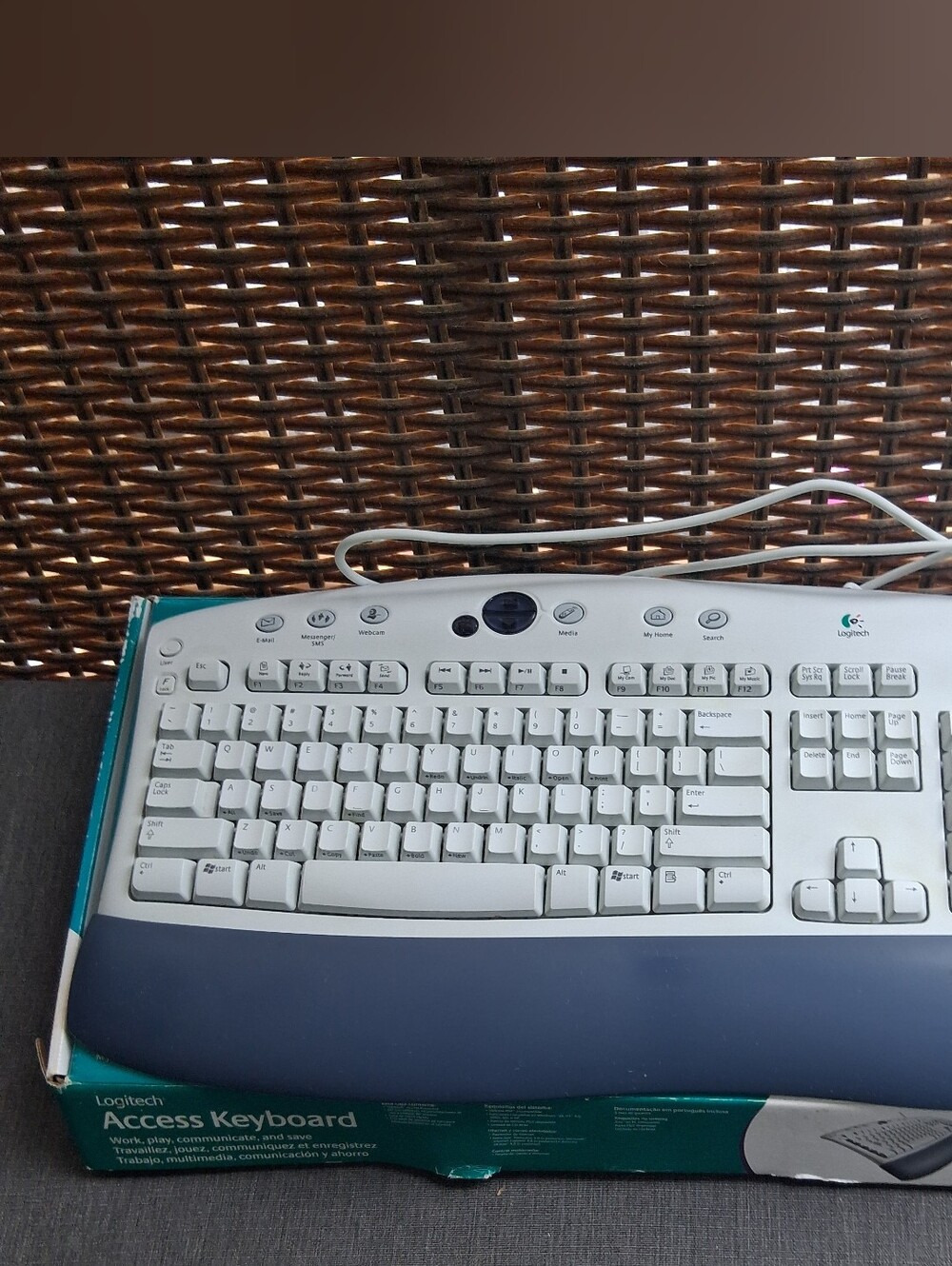 Vintage Logitech 867091-1100 Y-SG13 White PS/2 Keyboard Untested as is